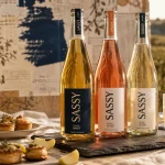 Cidre sassy de normandie : bouteilles Brut, Rosé et 0.0 % sur ardoise