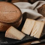 Beaumont fromage en affinage 4 à 12 mois, croûte lavée et pâte