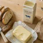 Beurre au lait cru : goût noisette sur table bois claire