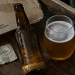 Bière artisanale non pasteurisée : bouteille, dépôt et mousse fine