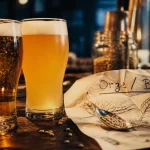 difference biere blanche et blonde : blonde dorée vs blanche trouble, bière au bar