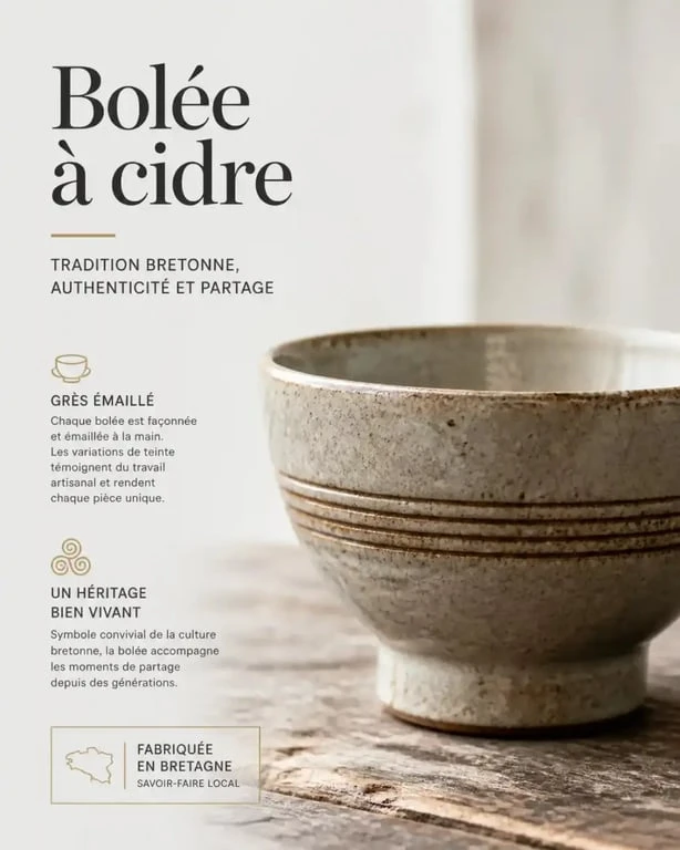 Bolée à cidre traditionnelle en grès posée sur une table en bois